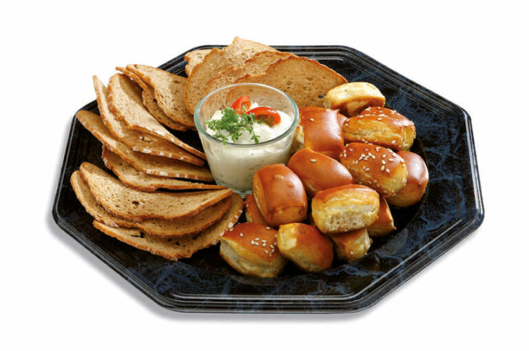 Brot-Chips und Laugenkonfekt mit Dips