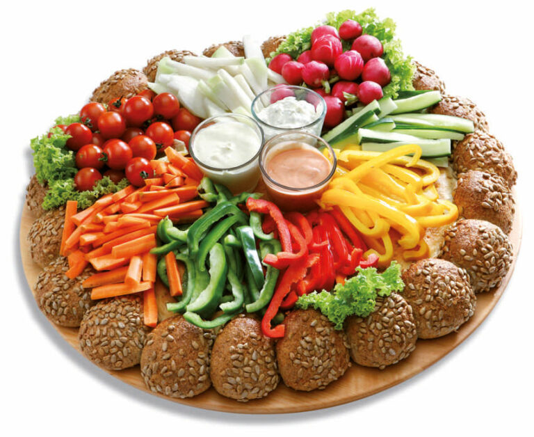 Partybrot mit Gemüse und verschiedenen Dips